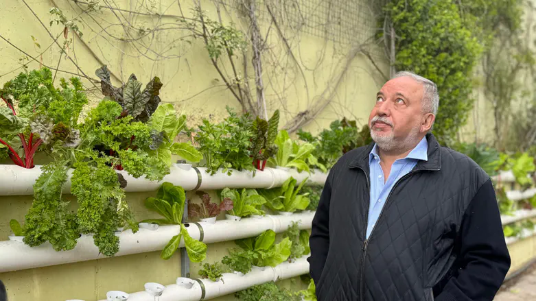 ליברמן בביקור בכפר הנוער